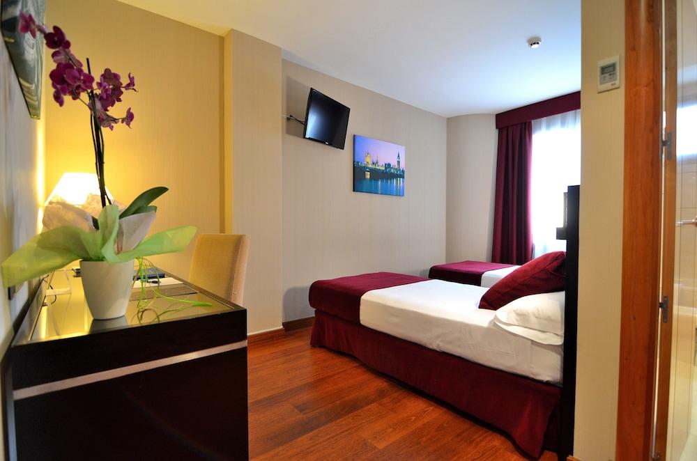 Clement Barajas Hotel