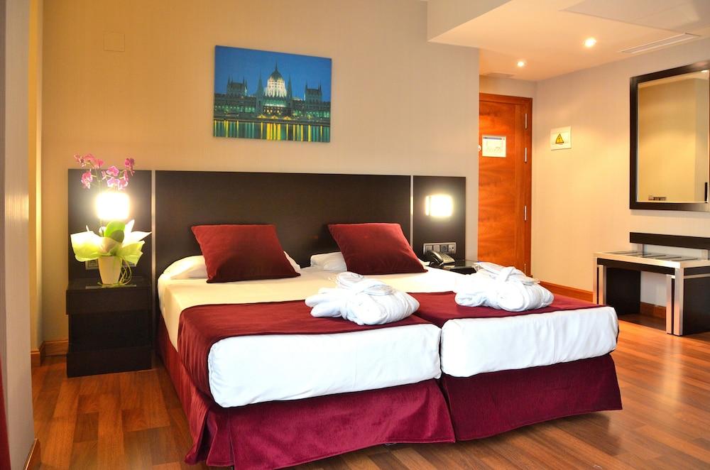 Clement Barajas Hotel