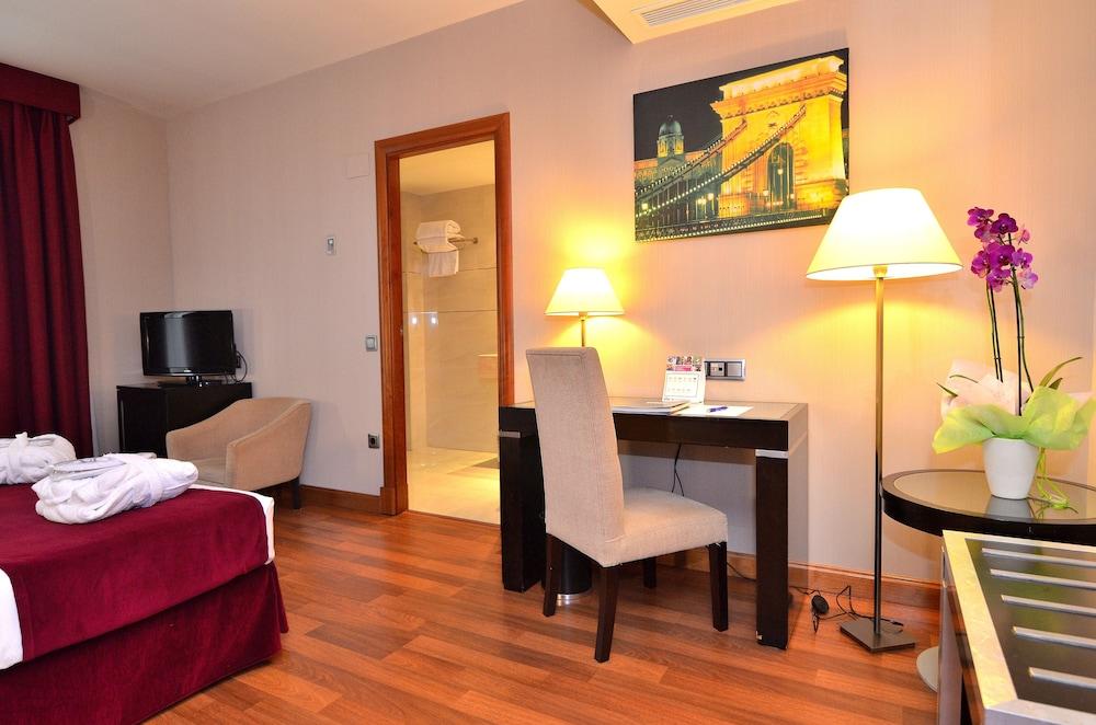 Clement Barajas Hotel