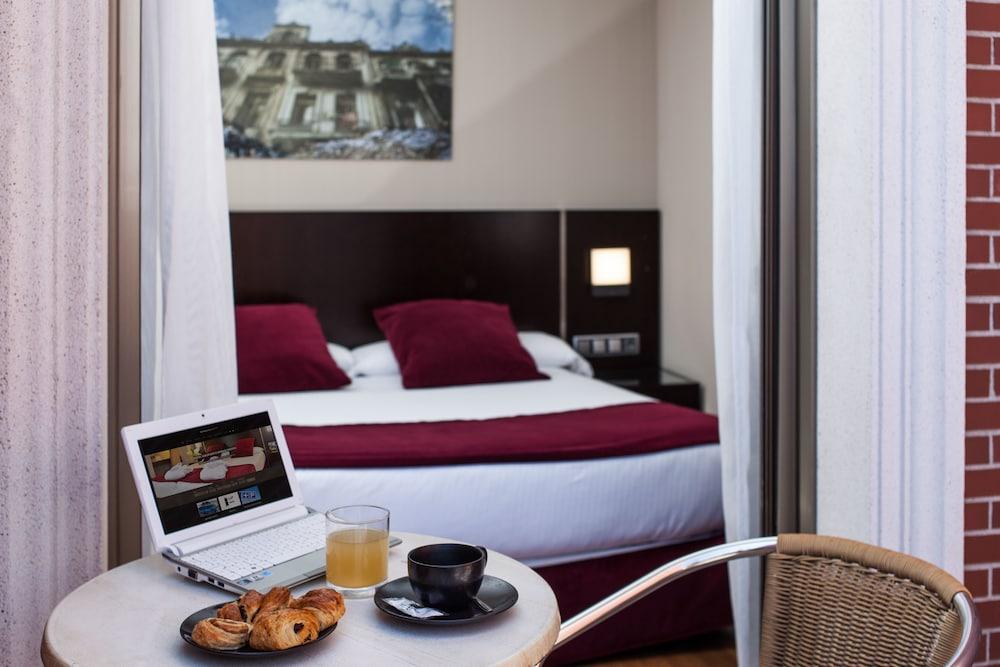 Clement Barajas Hotel