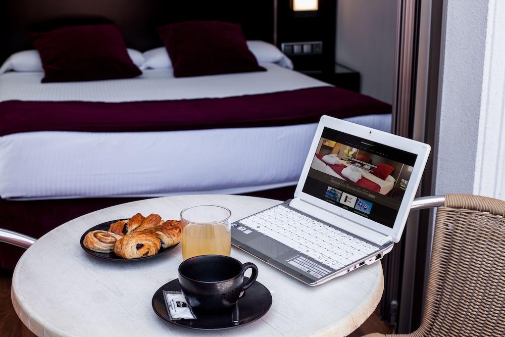 Clement Barajas Hotel