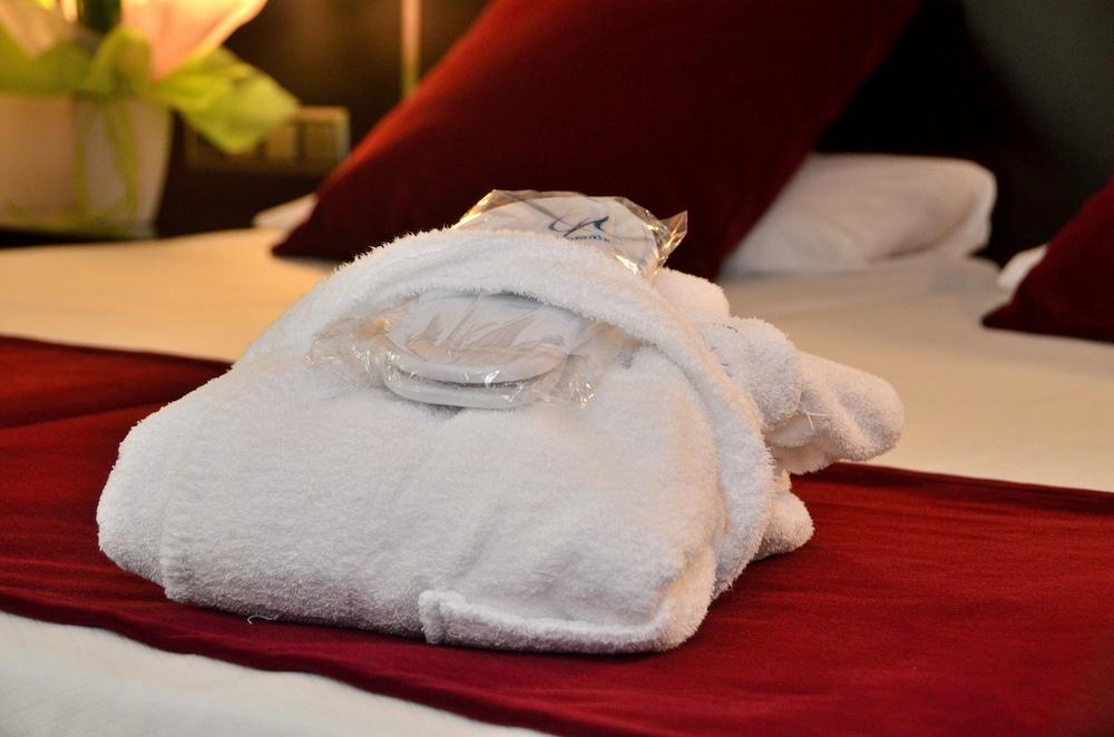 Clement Barajas Hotel