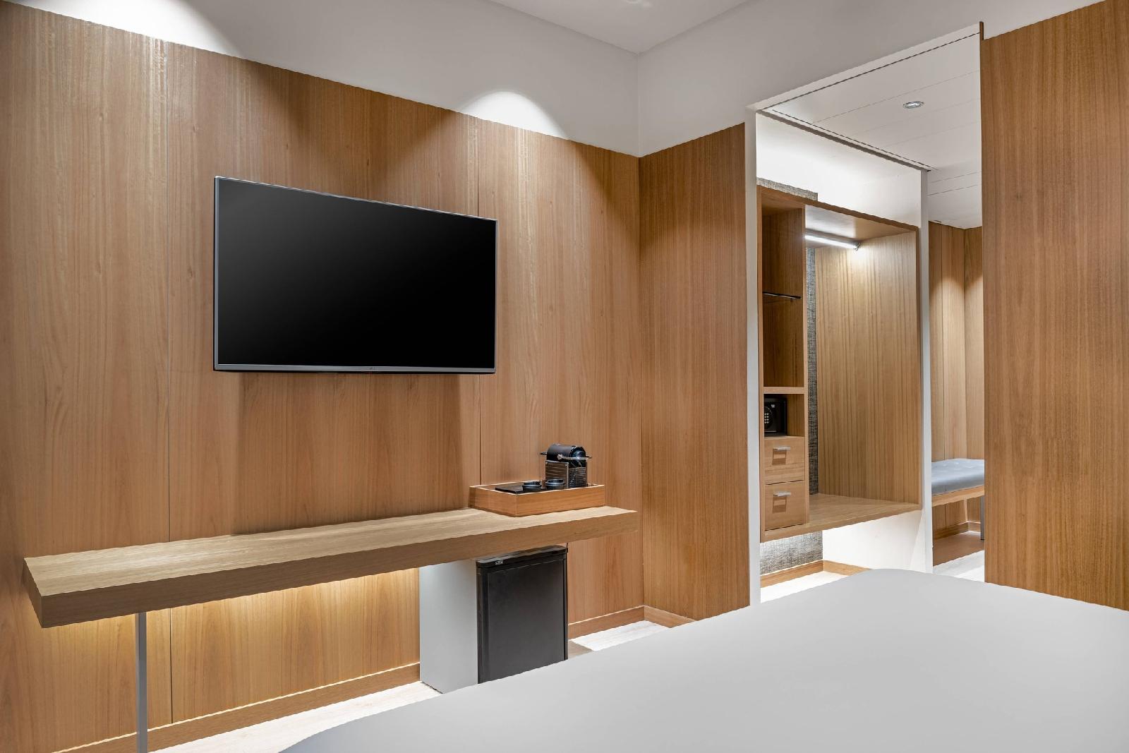 Ac Hotel Diagonal L'illa By Marriott