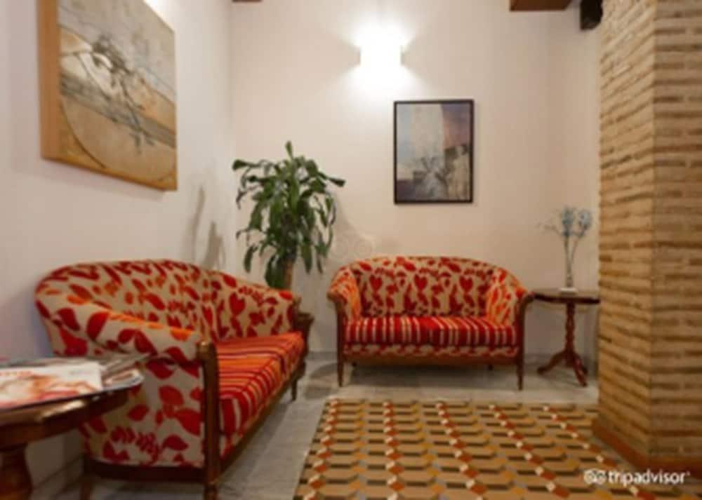 Ad Hoc Monumental Hotel