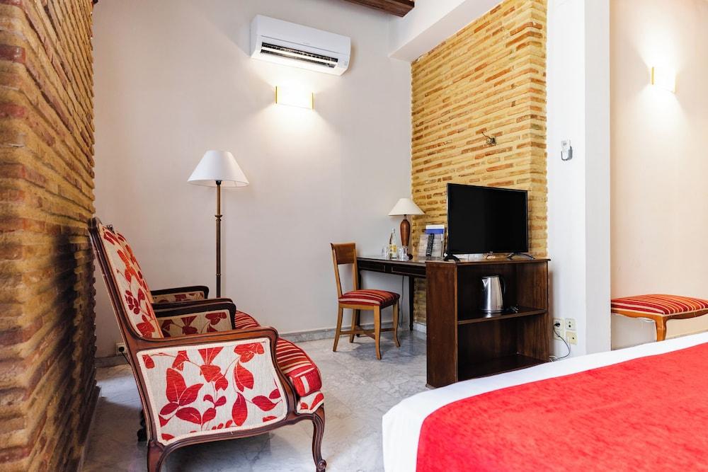 Ad Hoc Monumental Hotel