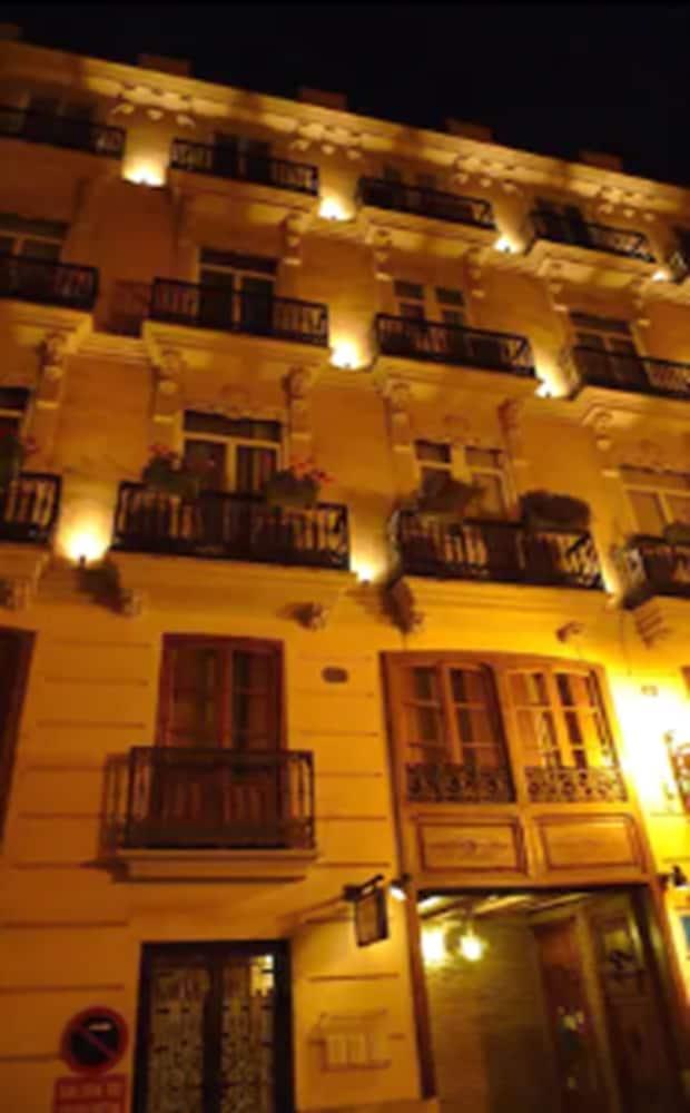 Ad Hoc Monumental Hotel