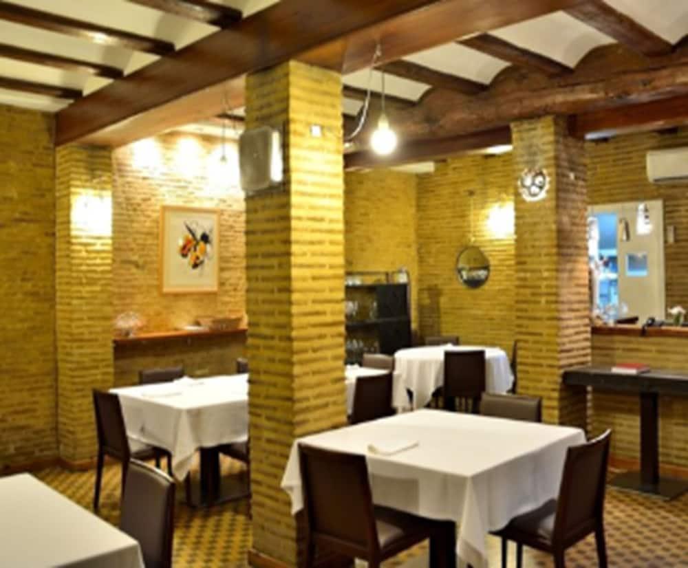 Ad Hoc Monumental Hotel