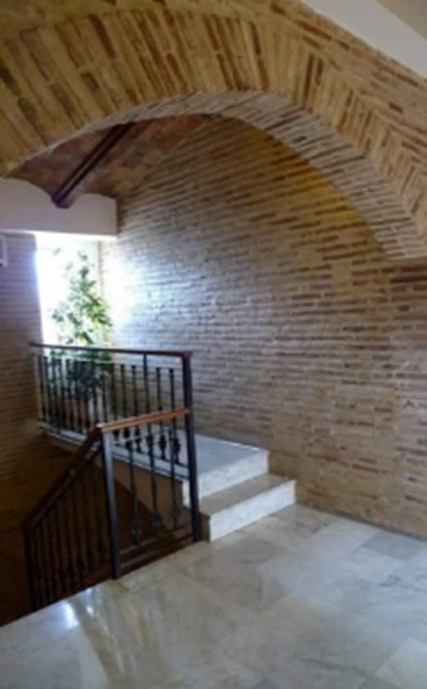 Ad Hoc Monumental Hotel