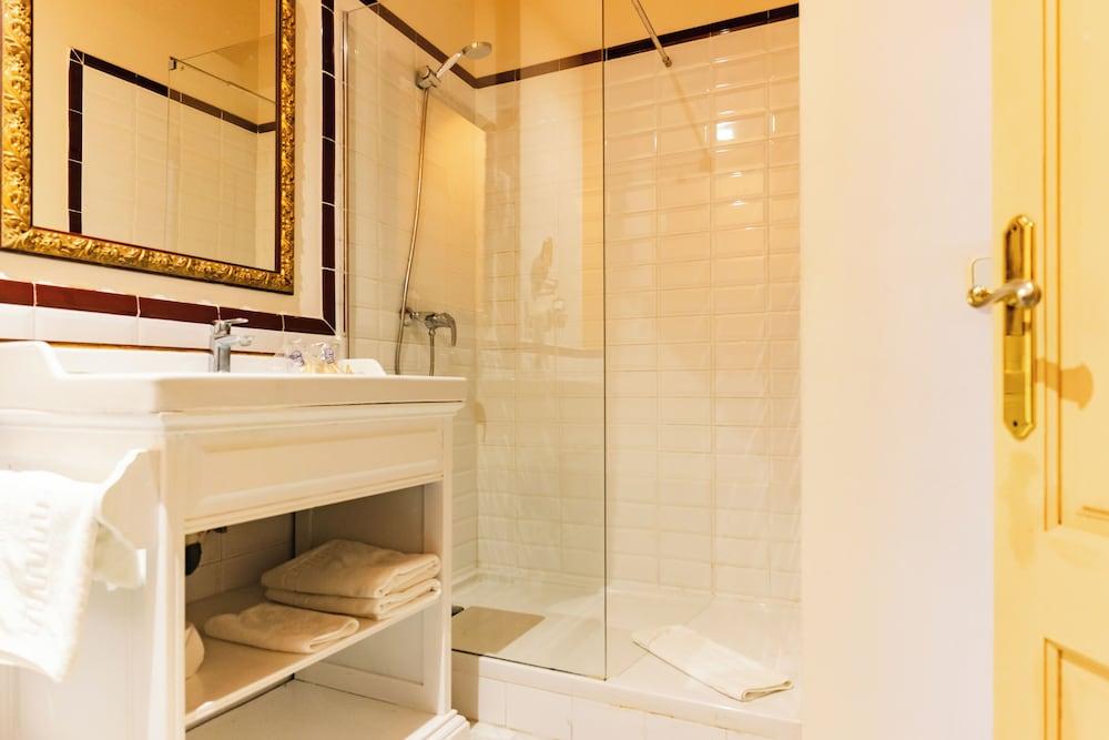Ad Hoc Monumental Hotel