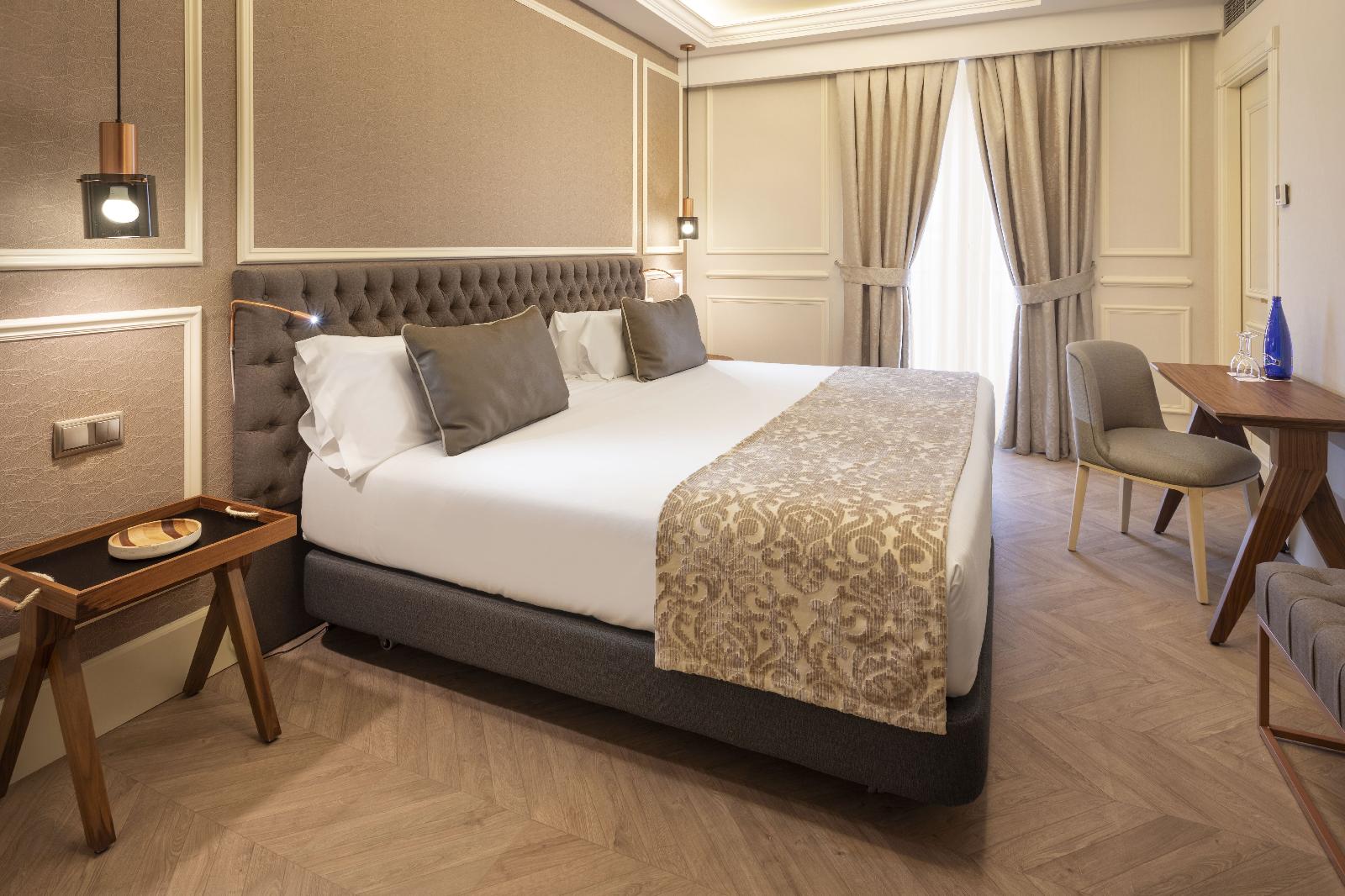 Catalonia Las Cortes Hotel