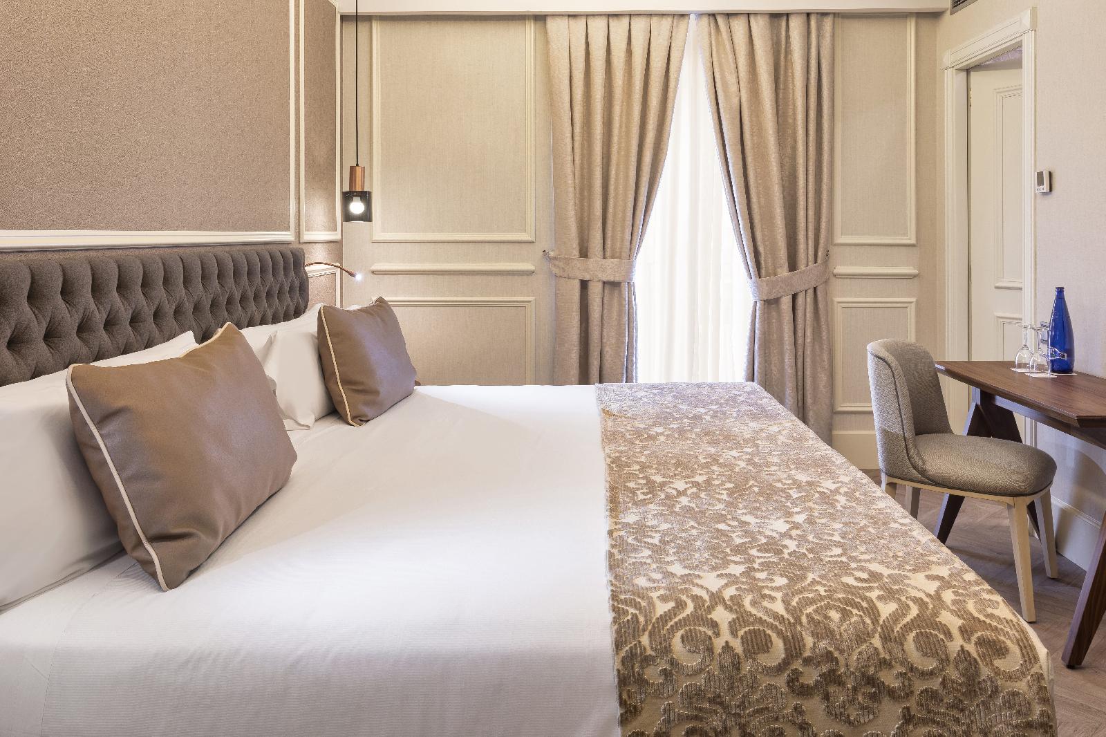Catalonia Las Cortes Hotel