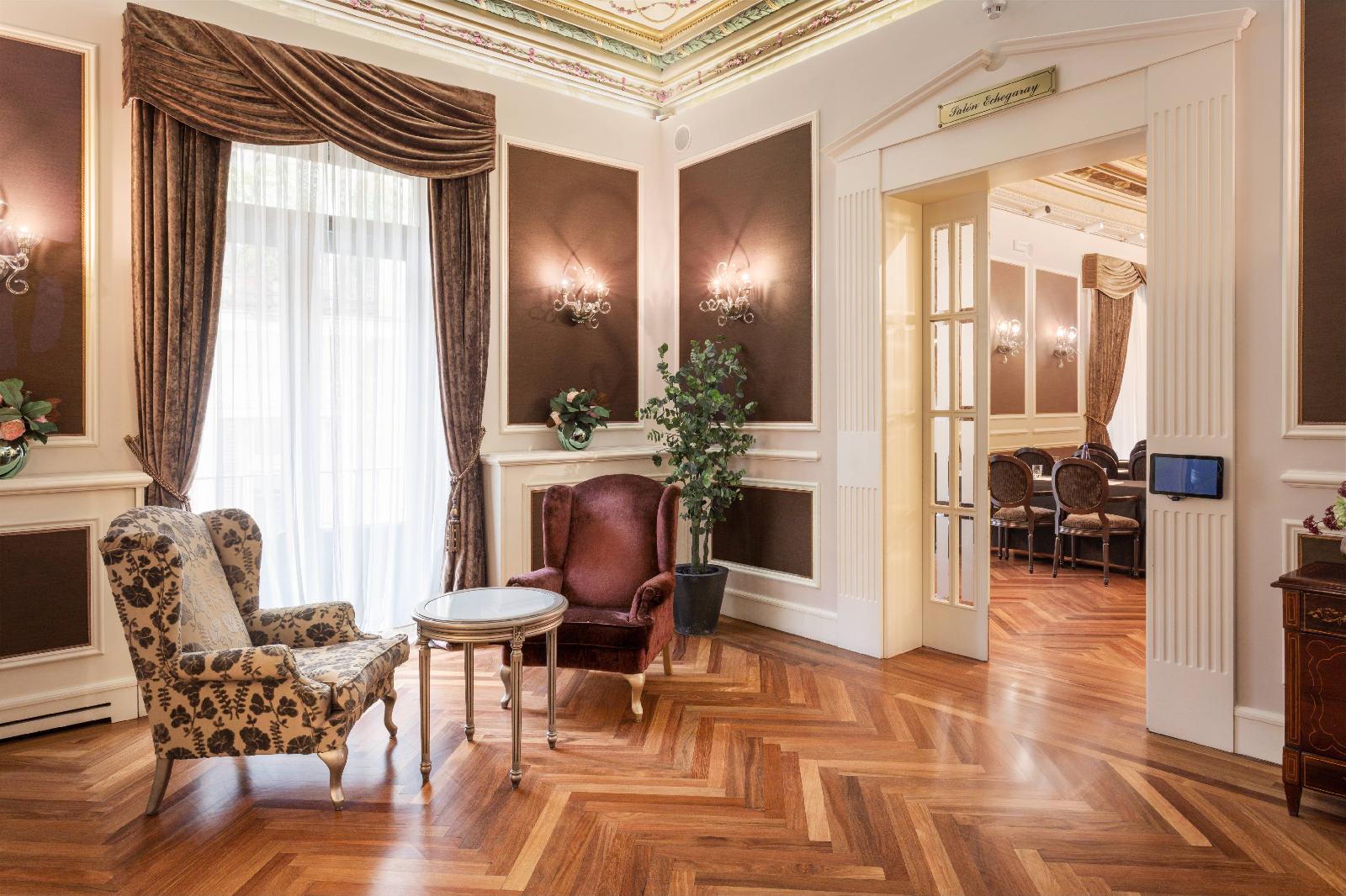 Catalonia Las Cortes Hotel