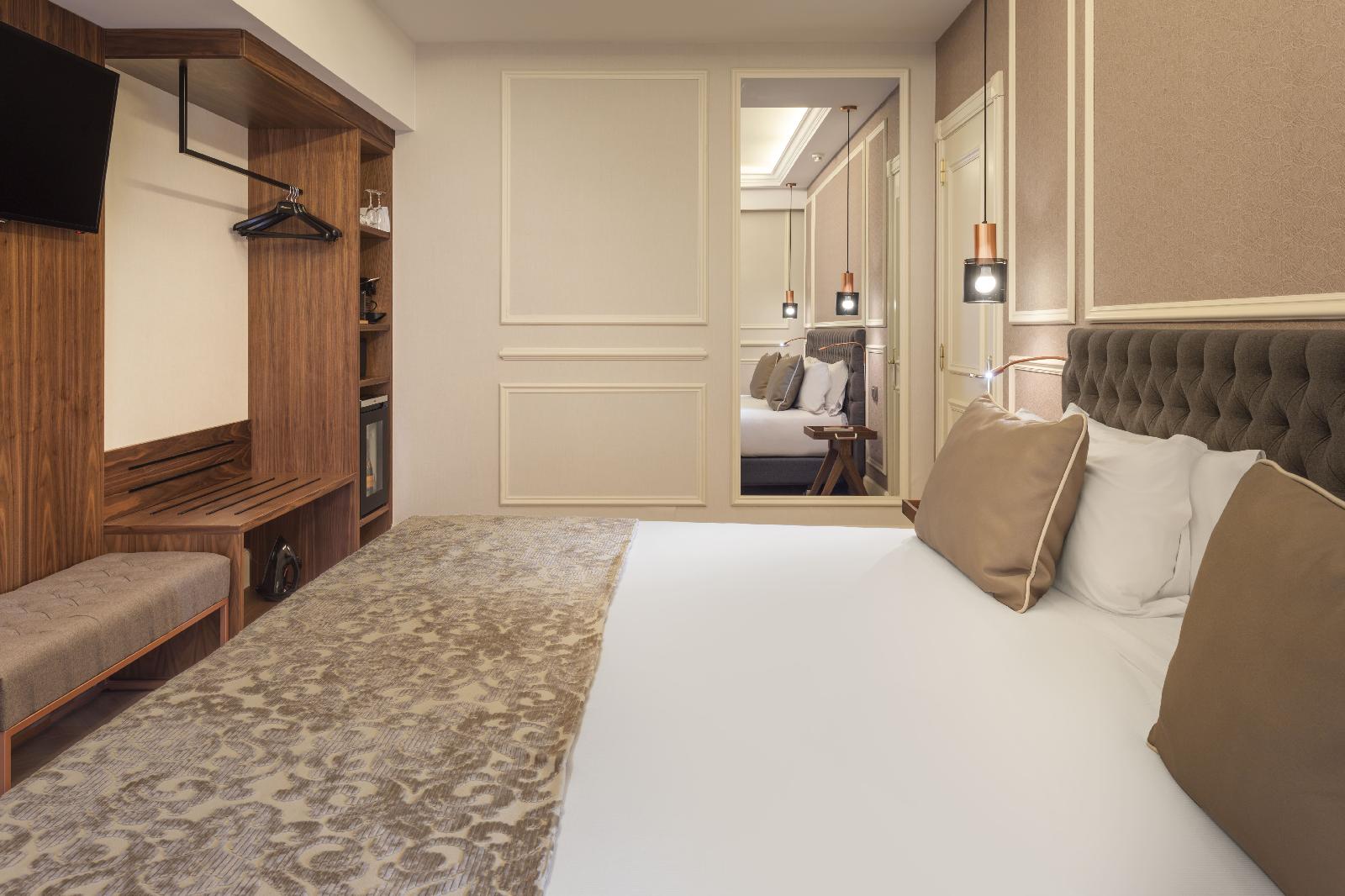 Catalonia Las Cortes Hotel