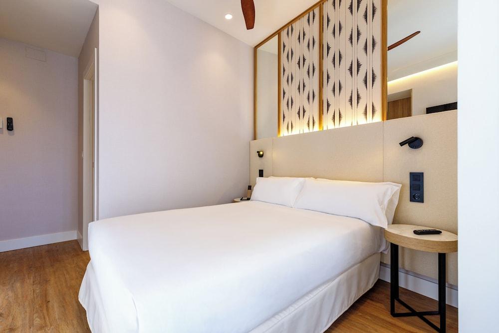 Petit Palace Plaza De La Reina Hotel
