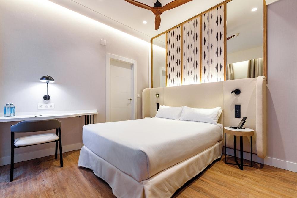 Petit Palace Plaza De La Reina Hotel