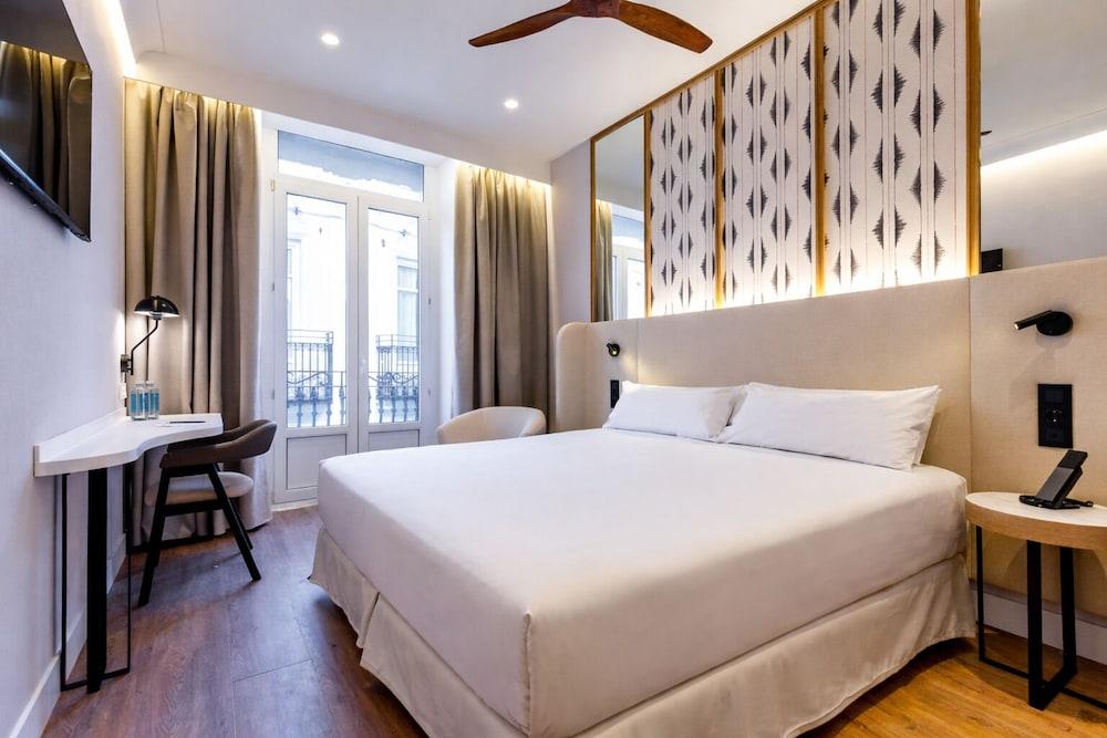 Petit Palace Plaza De La Reina Hotel