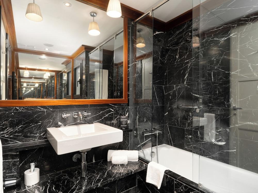 U232 Hotel