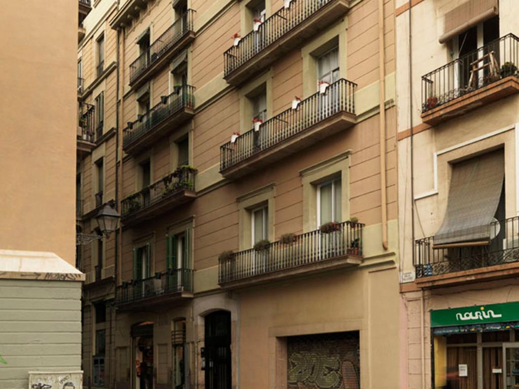 Chic & Basic Tallers Hostal