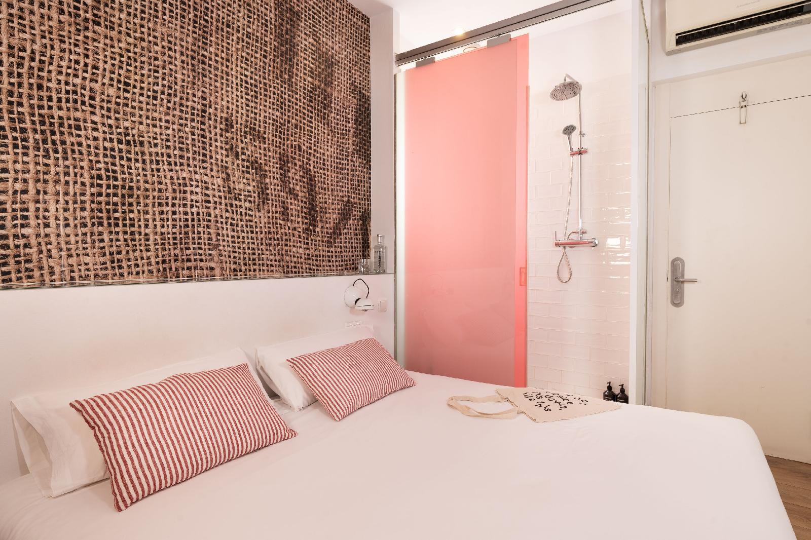 Chic & Basic Tallers Hostal