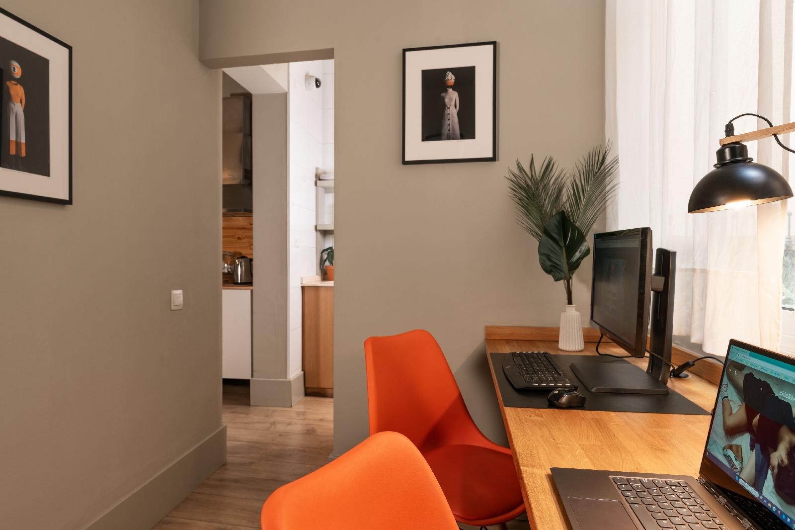 Chic & Basic Tallers Hostal