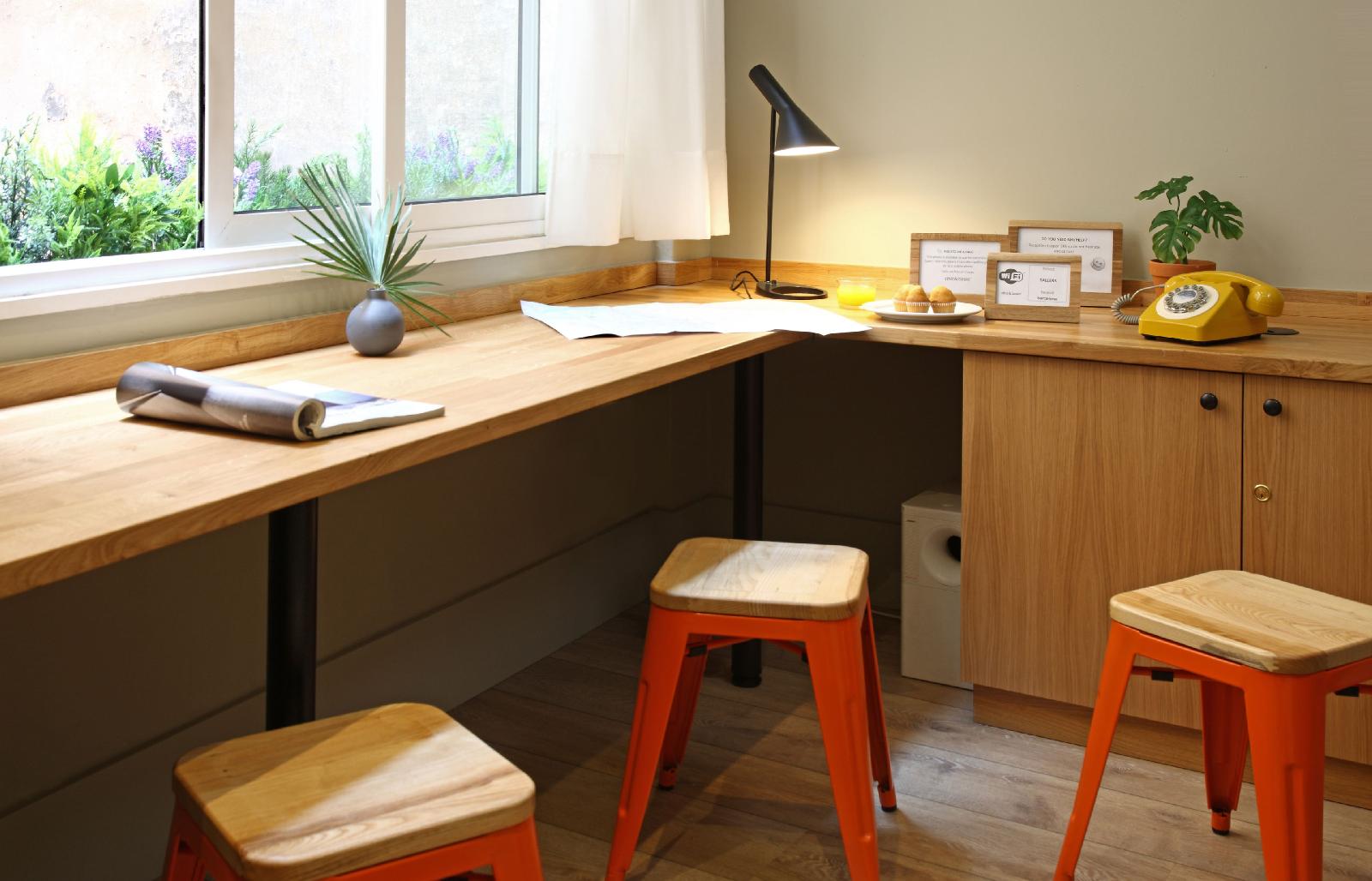 Chic & Basic Tallers Hostal