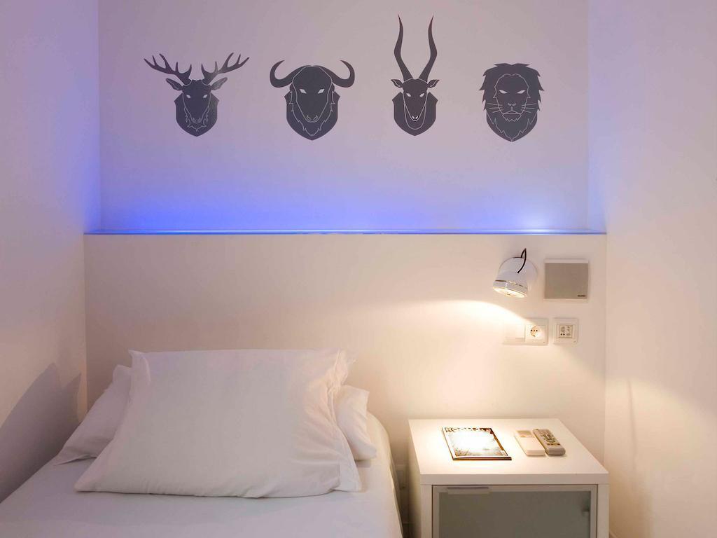 Chic & Basic Tallers Hostal