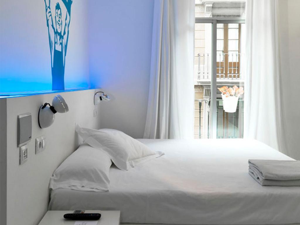 Chic & Basic Tallers Hostal