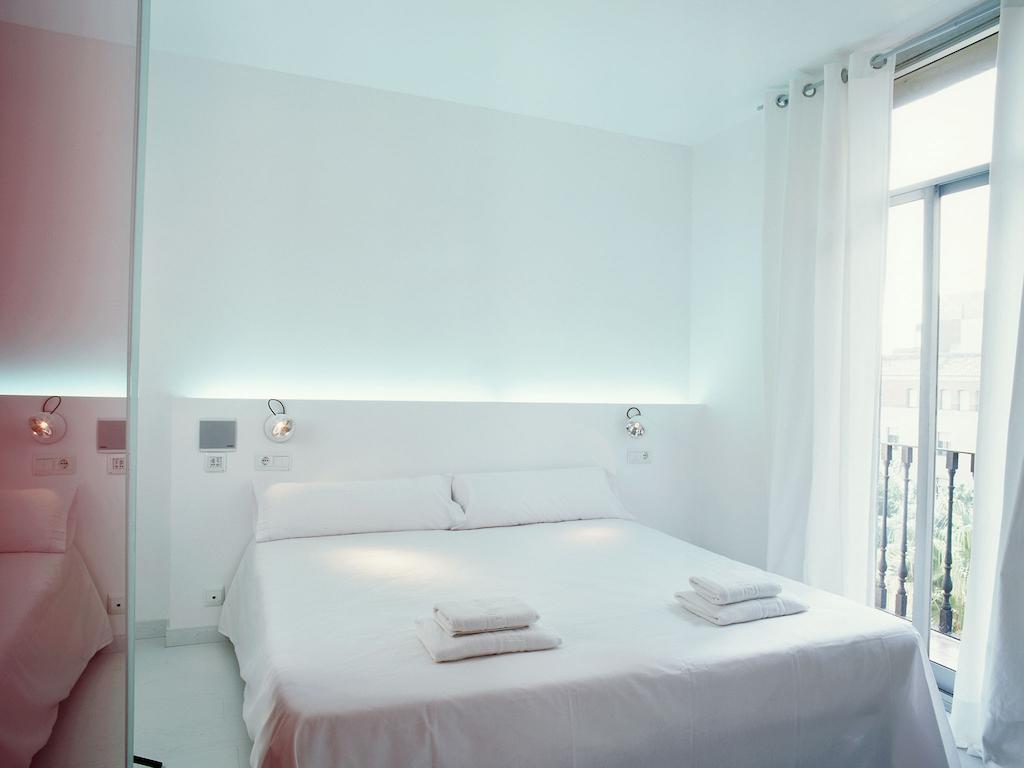 Chic & Basic Tallers Hostal