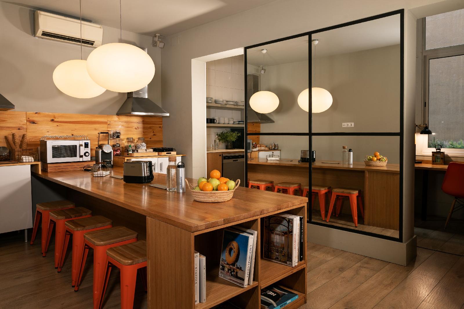 Chic & Basic Tallers Hostal