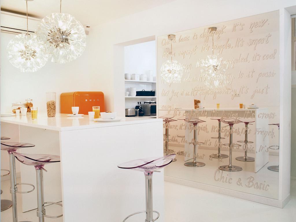 Chic & Basic Tallers Hostal