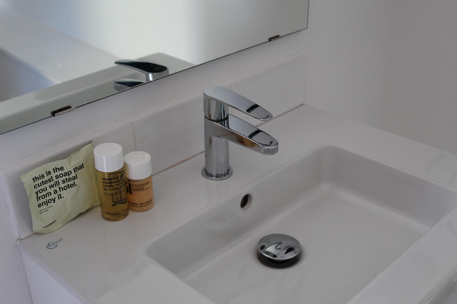 Chic & Basic Tallers Hostal