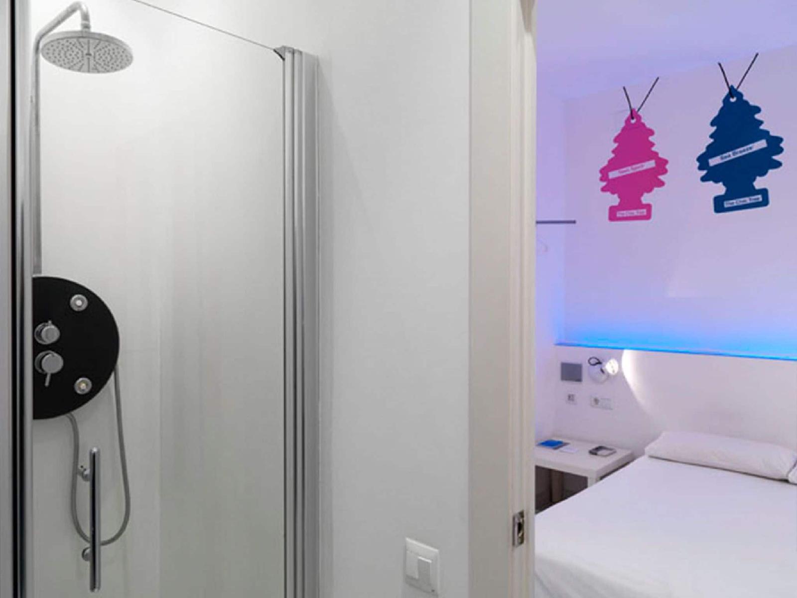 Chic & Basic Tallers Hostal