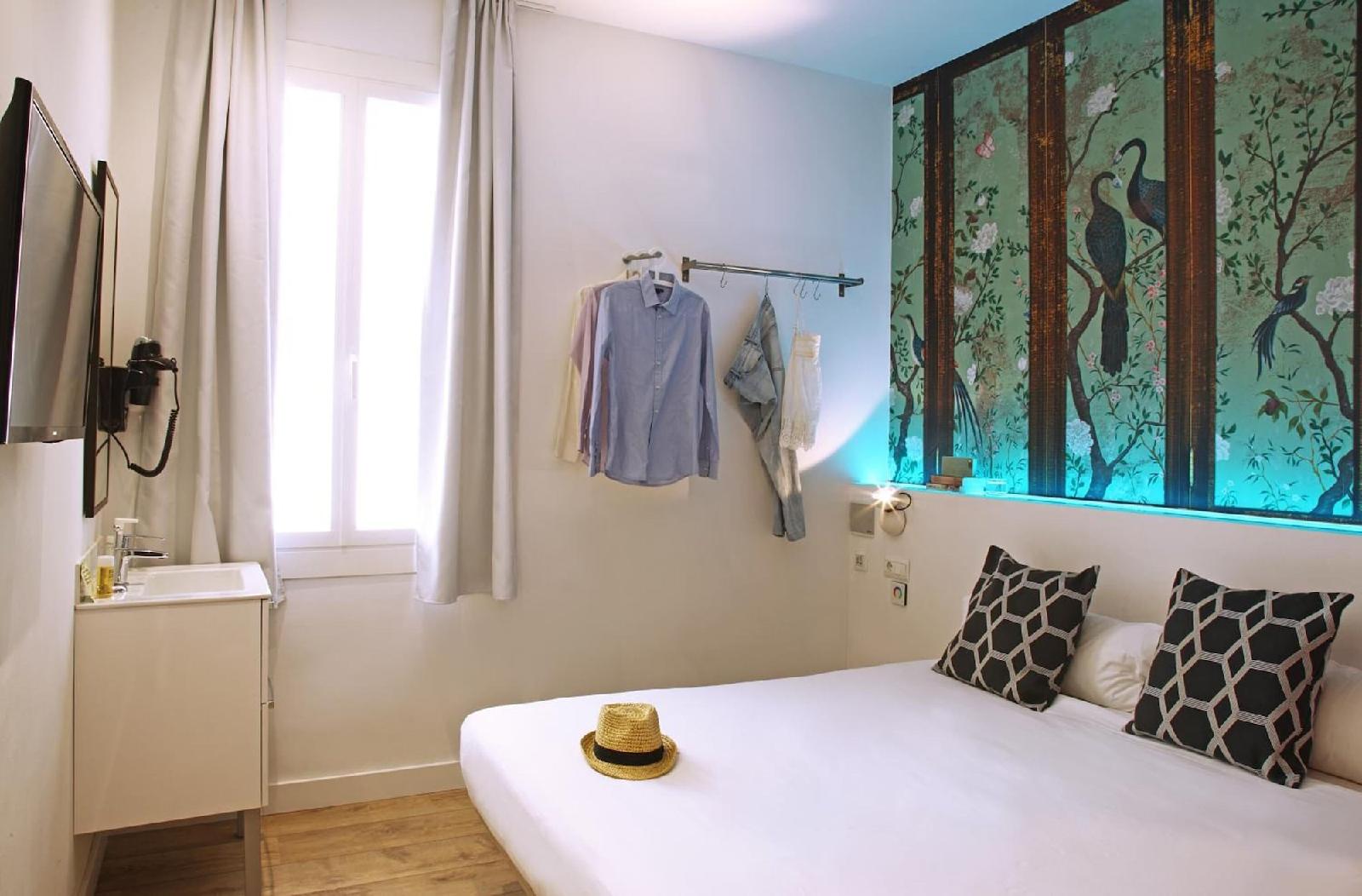 Chic & Basic Tallers Hostal