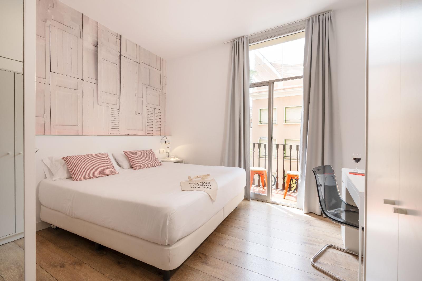 Chic & Basic Tallers Hostal
