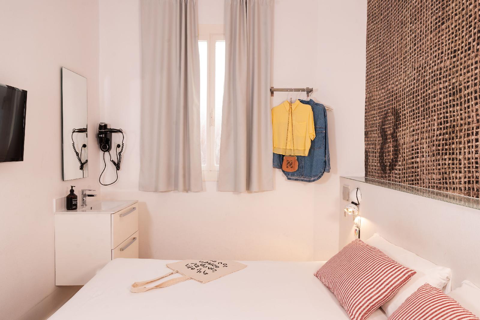 Chic & Basic Tallers Hostal