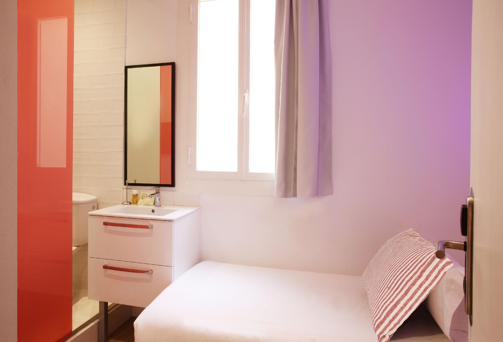 Chic & Basic Tallers Hostal