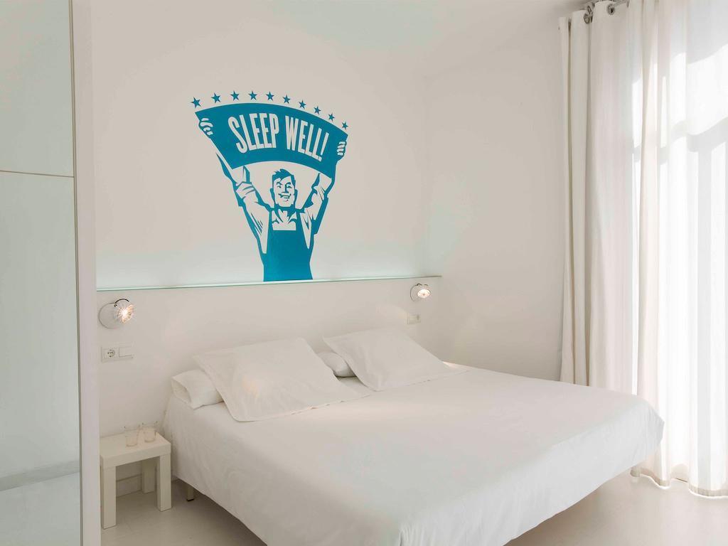 Chic & Basic Tallers Hostal
