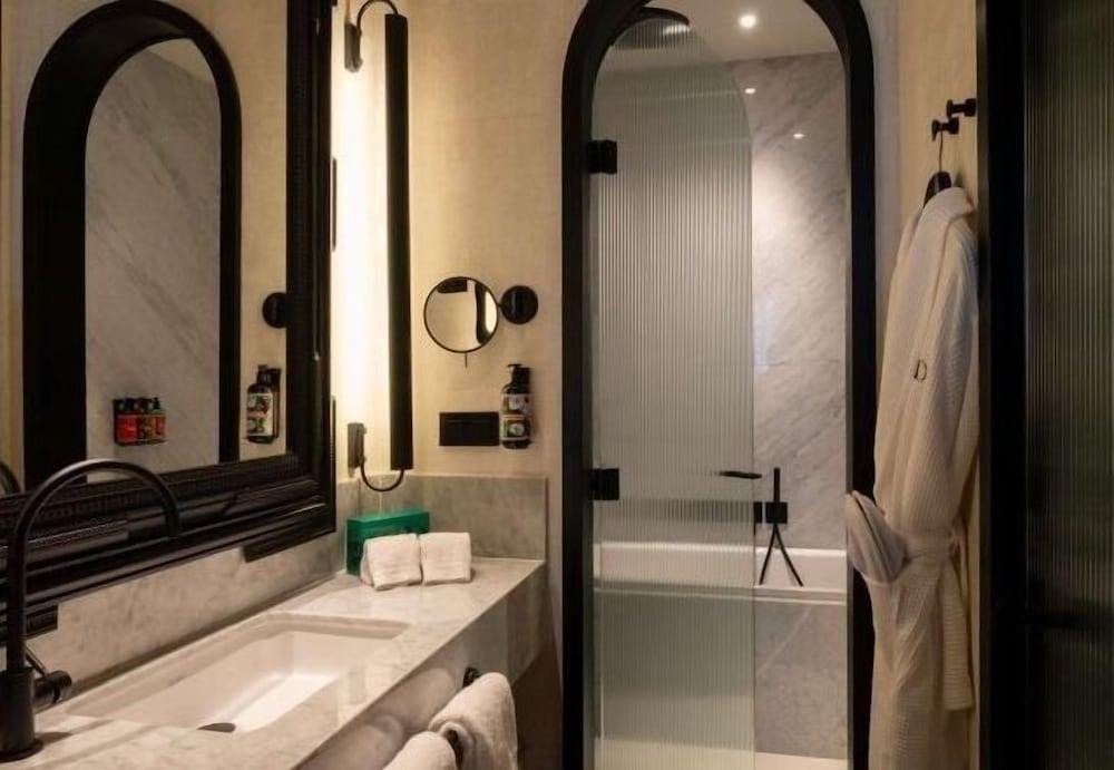 Hotel Montera Madrid, Curio Collection by Hilton