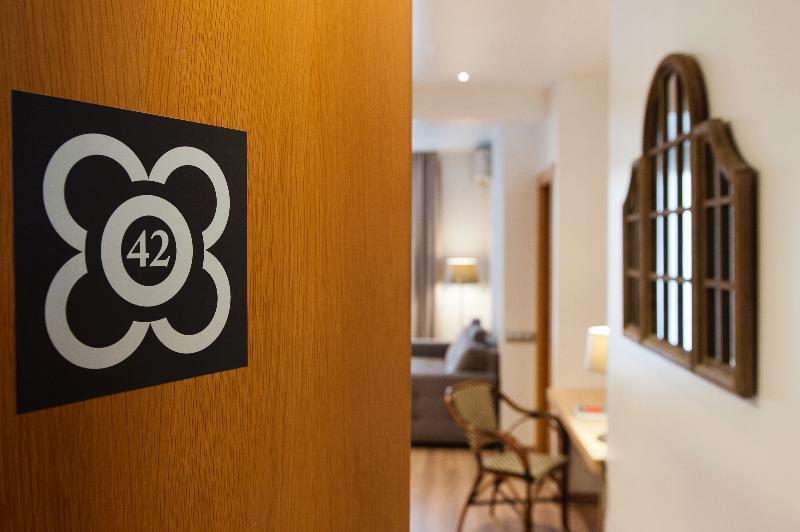 Mh Apartments S. Familia