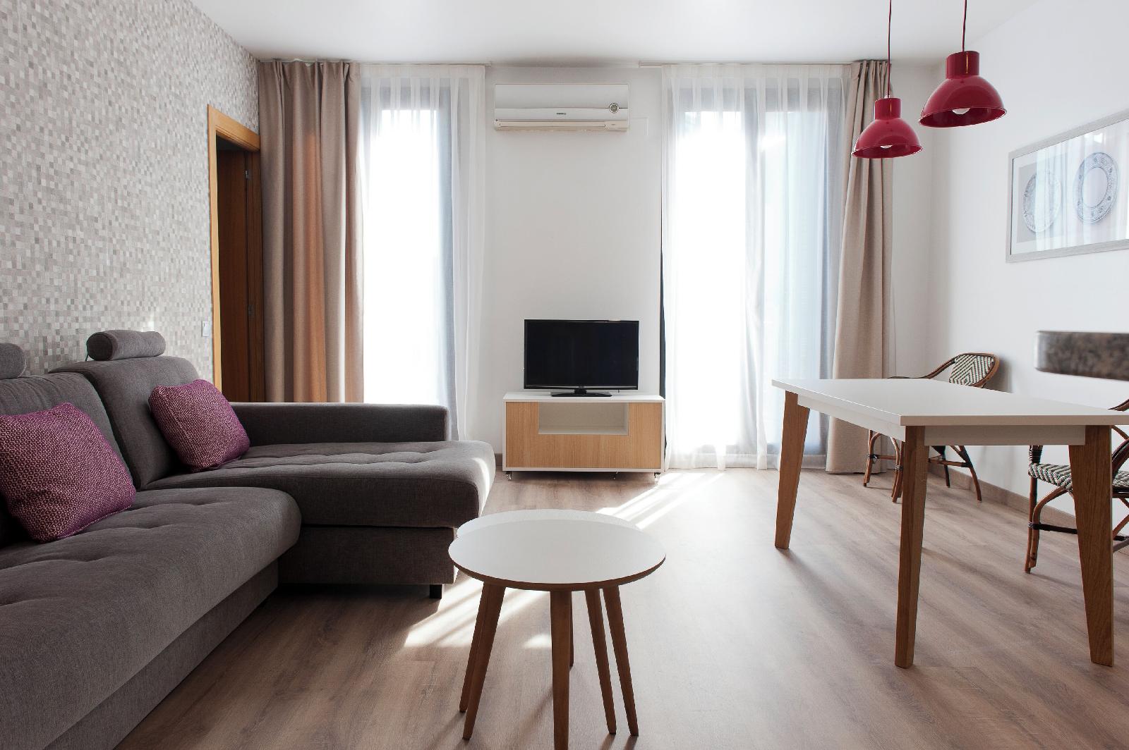 Mh Apartments S. Familia