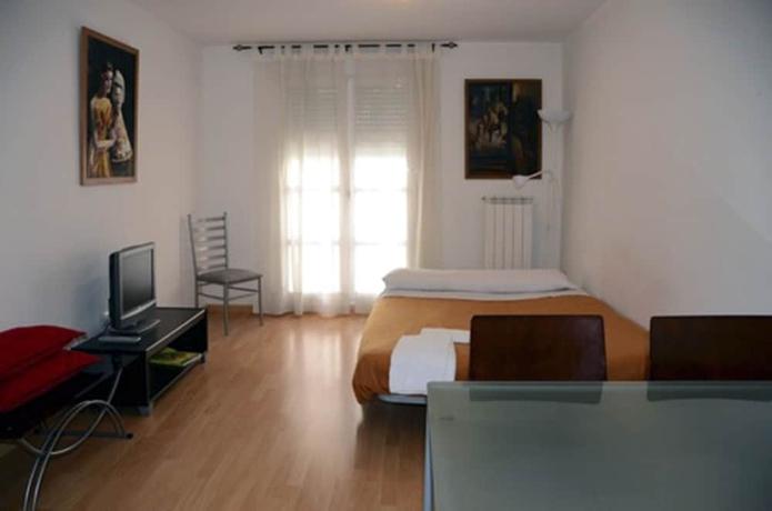 Apartamentos Auhabitat Zaragoza, Edificio De Apartamentos Turísticos Con Facilidad De Parking