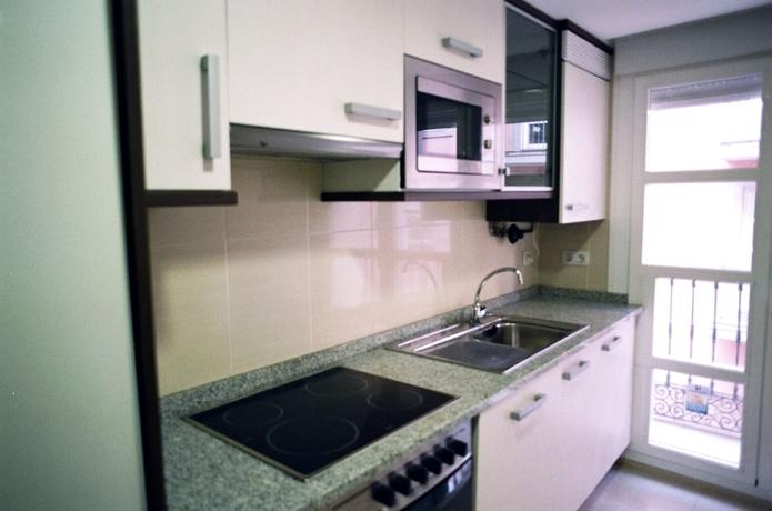 Apartamentos Auhabitat Zaragoza, Edificio De Apartamentos Turísticos Con Facilidad De Parking