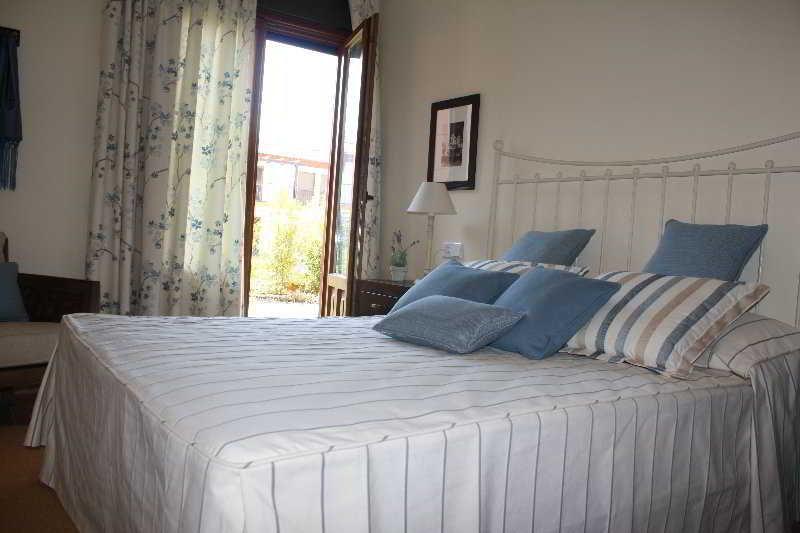 Conjunto Residencial Las Encinas by Costaluz Apartamentos