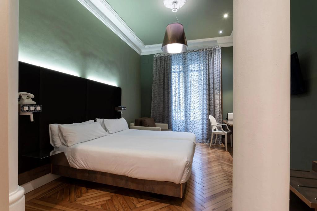 Petit Palace Lealtad Plaza