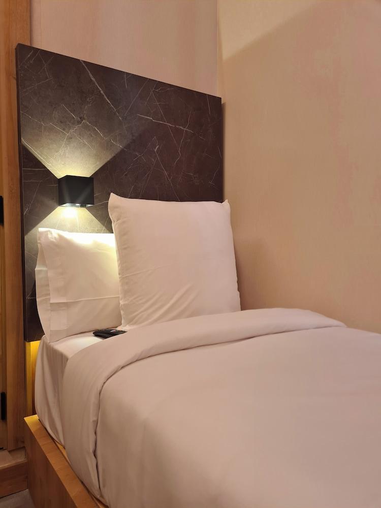 Hostal Raval Rooms