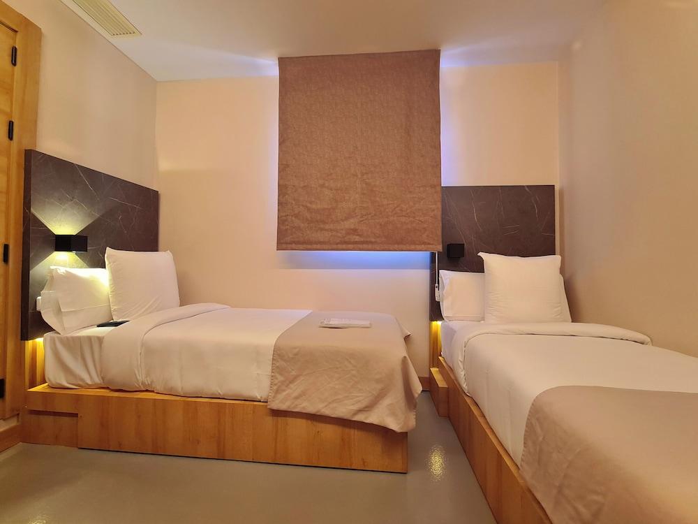 Hostal Raval Rooms