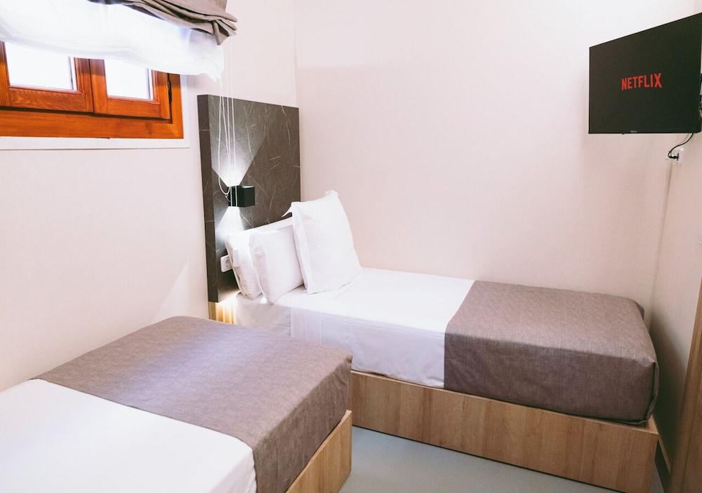 Hostal Raval Rooms