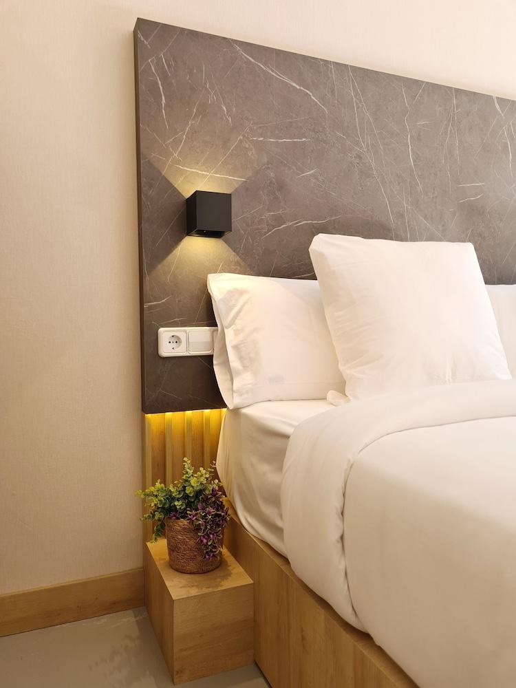 Hostal Raval Rooms