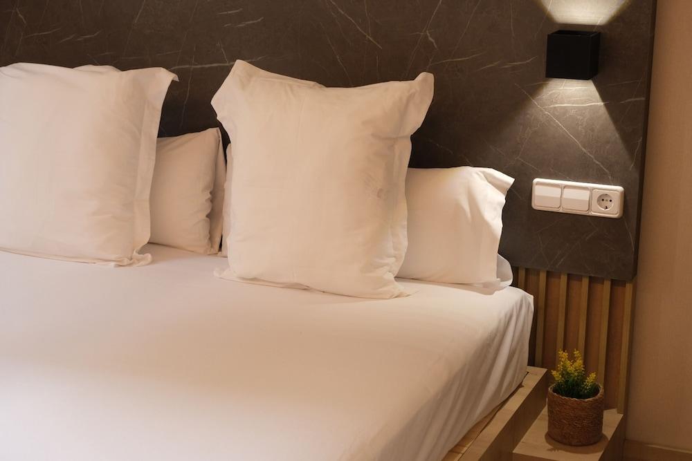 Hostal Raval Rooms