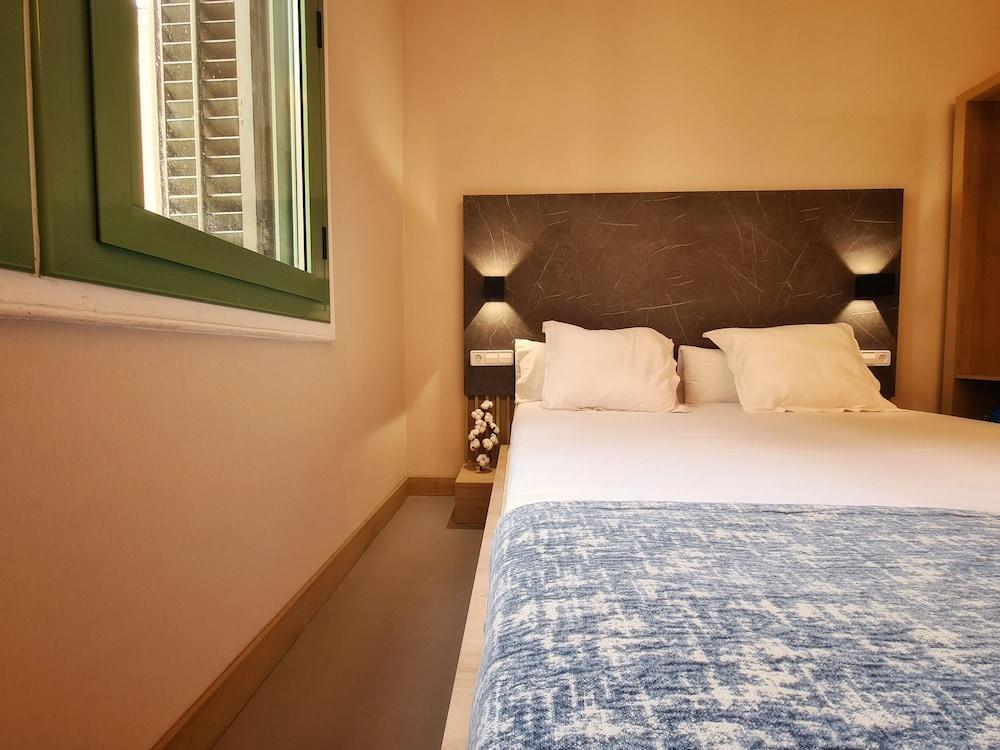 Hostal Raval Rooms